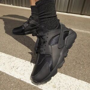 Nike Air Huarache(2021) Athletic Sneakers